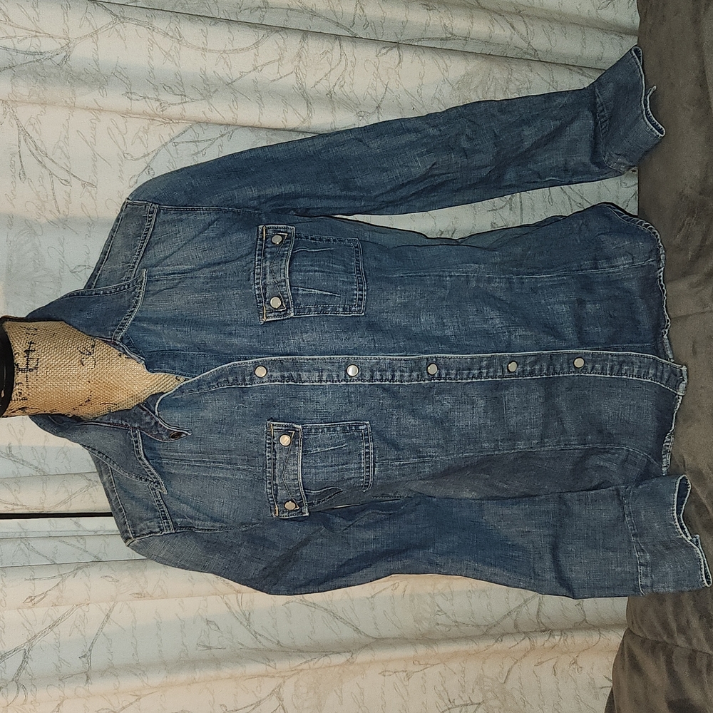 Gap‎ denim snap button top